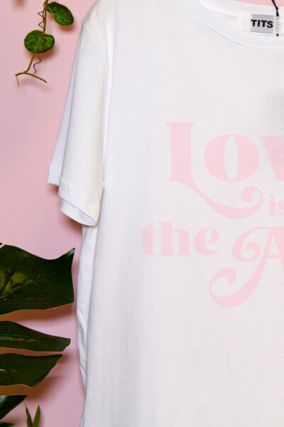 Remera Love is in the Air Rosa
