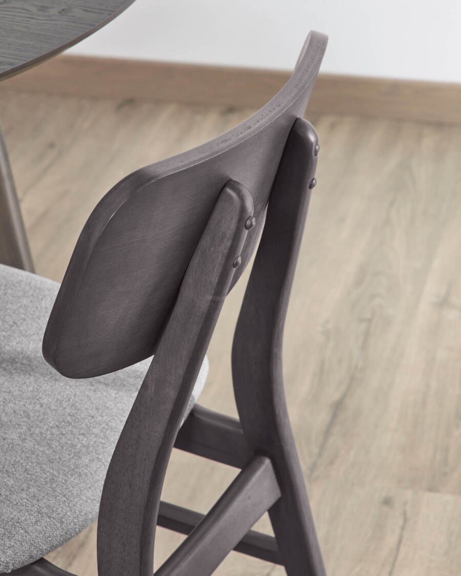 Silla Selia madera maciza de caucho y chapa de fresno tapizado gris claro