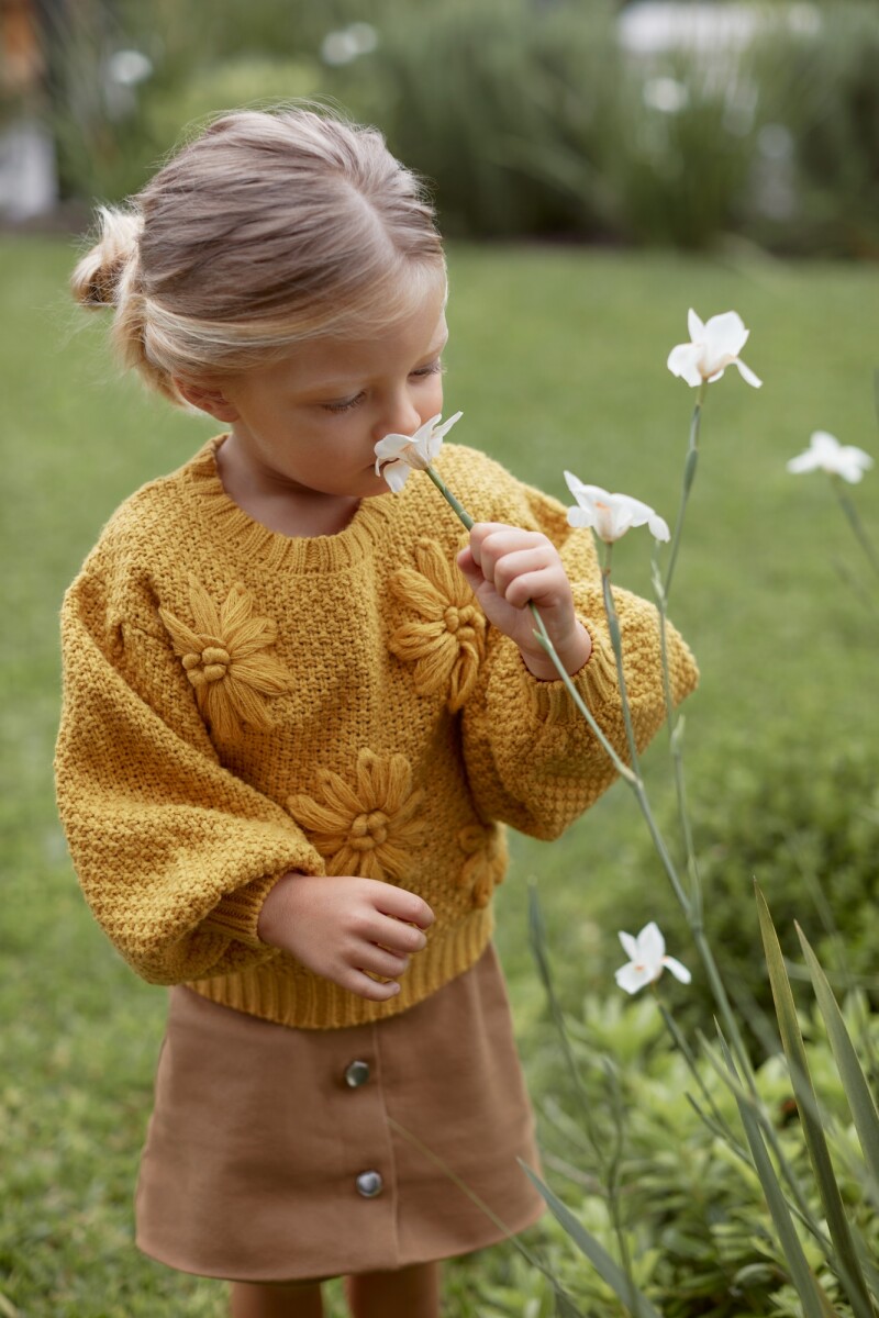 Sweater con flores bordadas de niña - ocre 