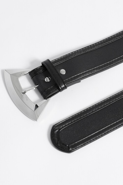 Cinturon basico con hebilla metalica negro
