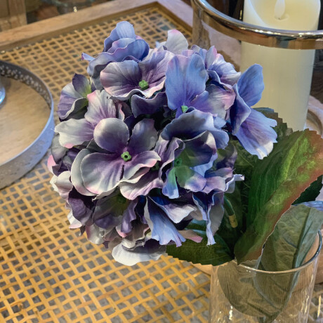 Flor artificial en violeta Flor artificial en violeta