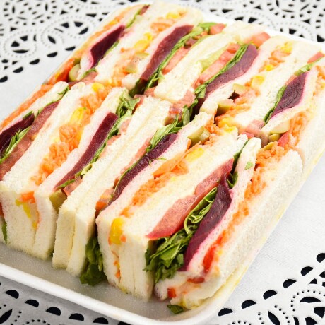 Sandwich vegetariano. Bandeja de 8 unidades. Pan blanco