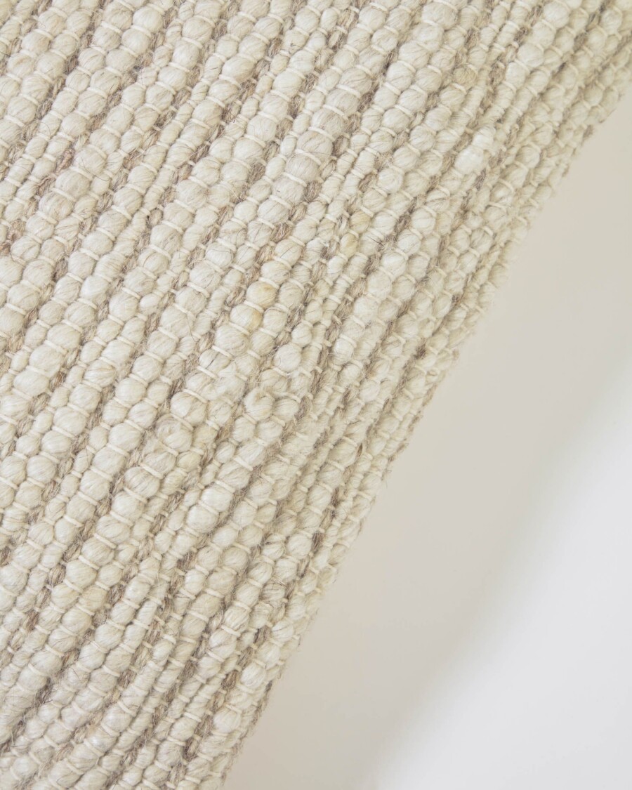Almohadón Maday de lana y algodón beige 45 x 45 cm Almohadón Maday de lana y algodón beige 45 x 45 cm