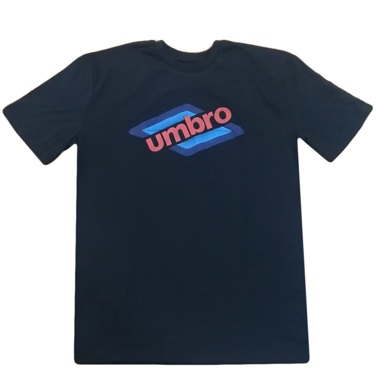 Remera Out Logo Umbro - Negro/Rojo/Azul 