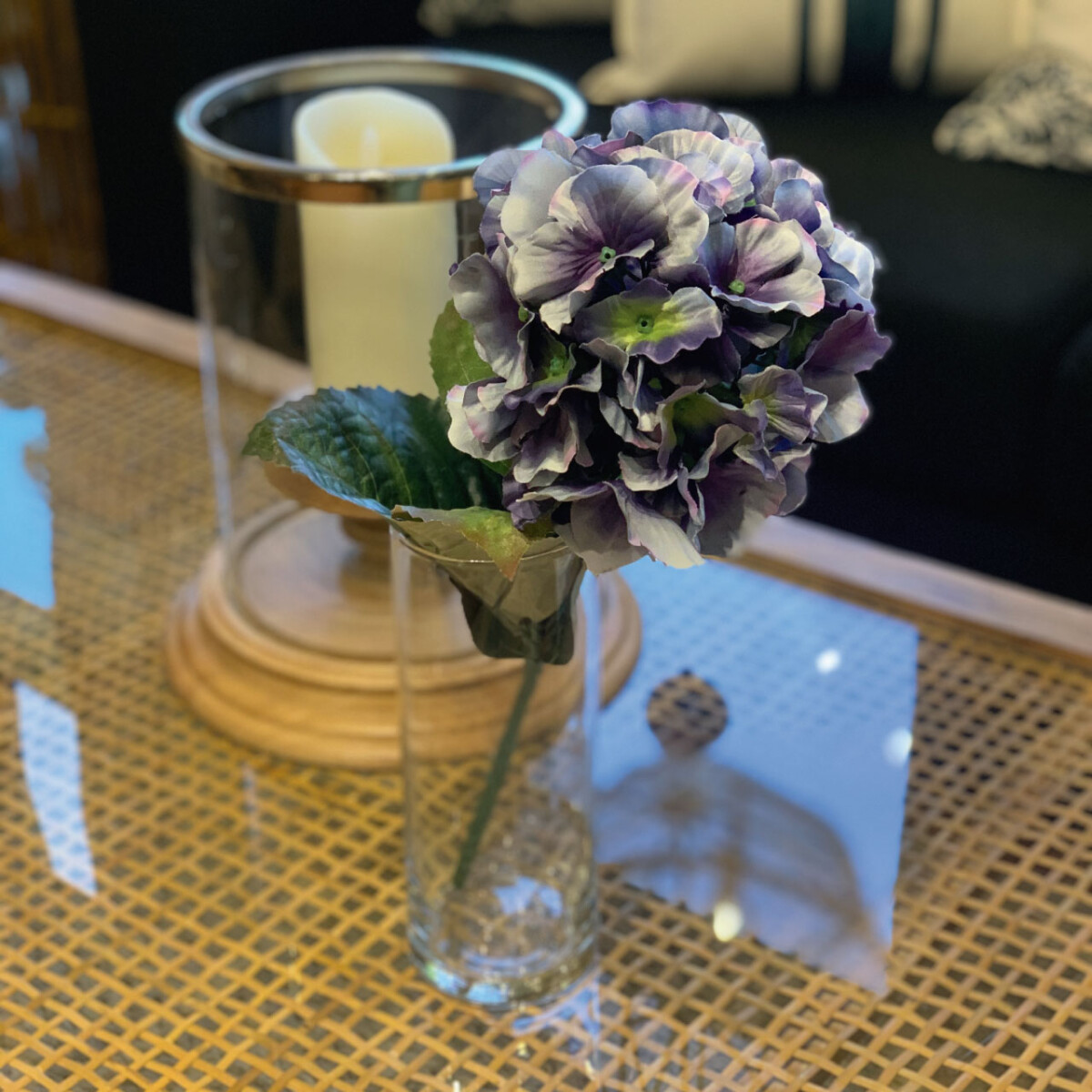 Flor artificial en violeta 