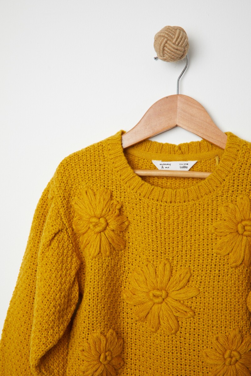 Sweater con flores bordadas de niña ocre
