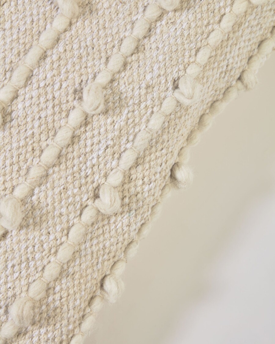 Almohadón Akane de algodón y lana beige 45 x 45 cm Almohadón Akane de algodón y lana beige 45 x 45 cm
