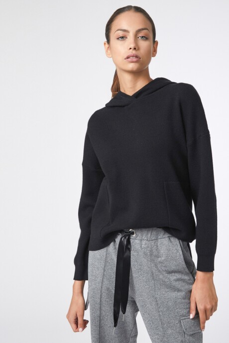 Sweater tejido con bolsillo y capucha negro